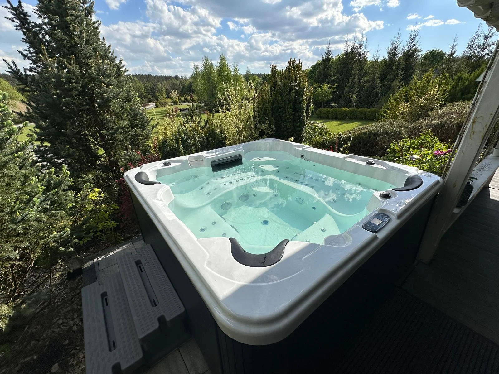 Szwedzka wanna jacuzzi SPA w ogrodzie